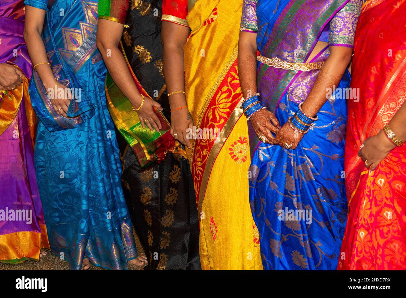 Frauen in bunten Sarees bei einer indischen Hochzeit, Rajapalyam, Indien Stockfoto