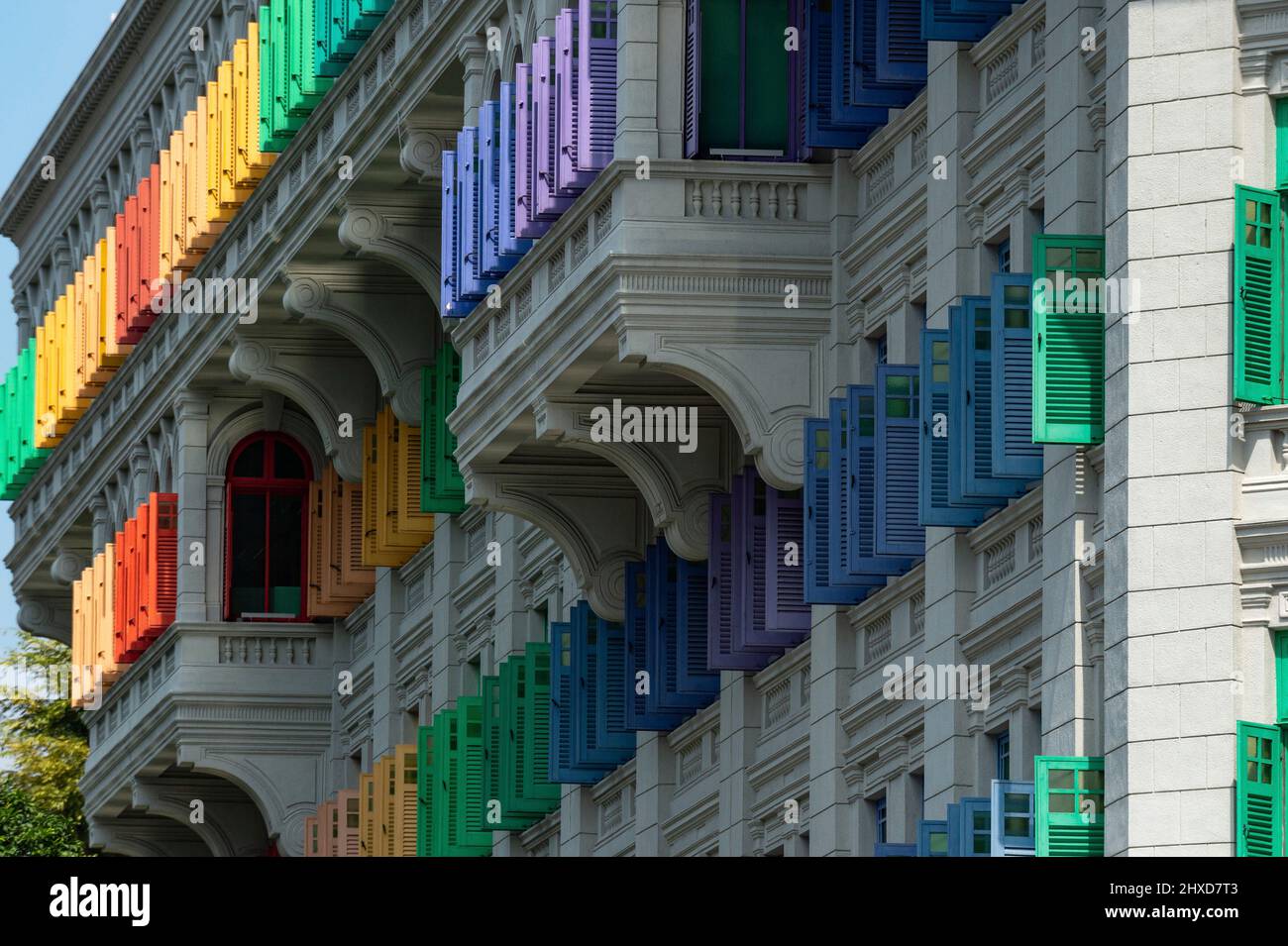 Haus im Kolonialstil mit Fensterläden in vielen Farben, Singapur Stockfoto