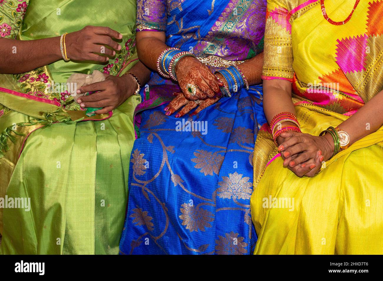 Frauen mit Schmuck und bunten Sarees während einer indischen Hochzeit, Rajapalayam, Indien Stockfoto