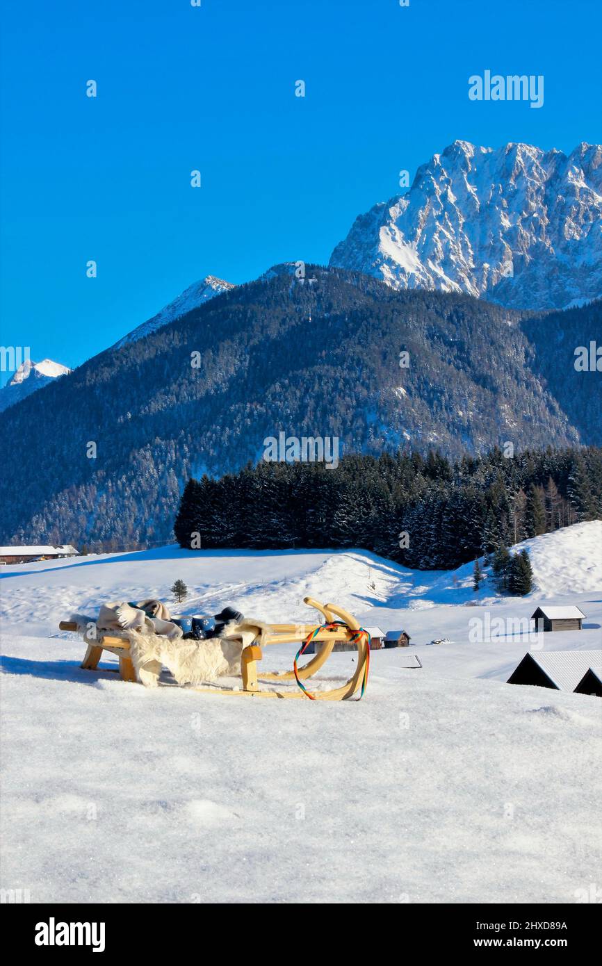 Winterwanderung bei Mittenwald, Schlitten vor Bergkulisse im Schnee, Bayern, Oberbayern, Deutschland, Urlaub, Winter, Stockfoto