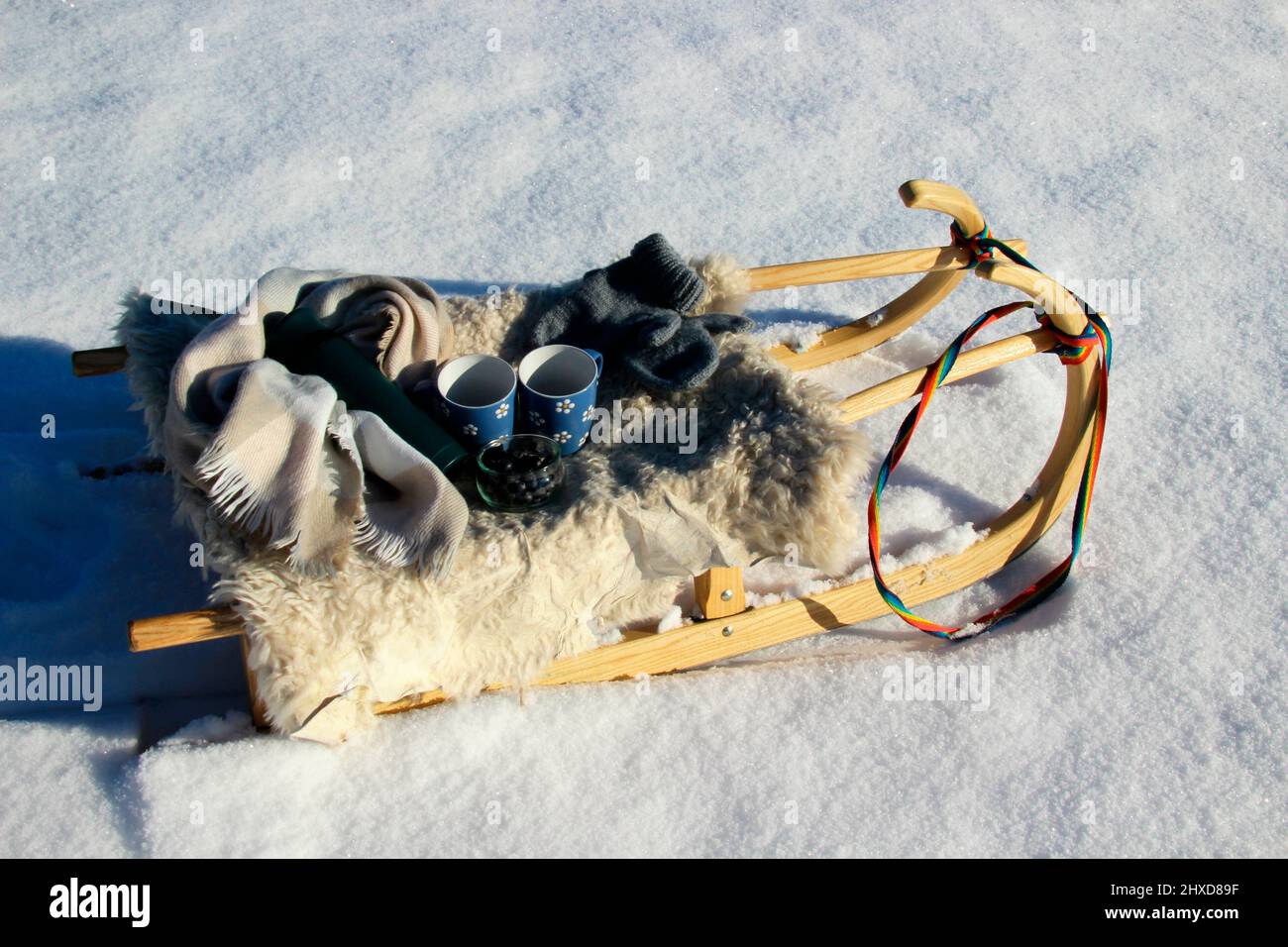 Winterwanderung bei Mittenwald, Schlitten mit Snack im Schnee, Bayern, Oberbayern, Deutschland, Urlaub, Winter, Stockfoto