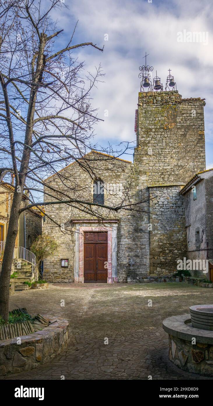 Die Kirche Saint Martin in Aigne wurde im XI Jahrhundert im römischen Stil erbaut und ist mit 3 gotischen Glocken ausgestattet. Das alte Dorfzentrum hat die Form einer Schneckenmuschel und wurde ebenfalls im XI Jahrhundert erbaut (auch L'Escargot genannt). Monument historique. Stockfoto