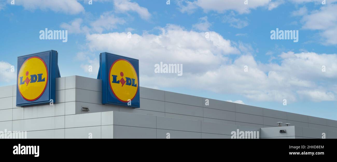 Massa, Italien - 11. März 2022 - Schilder der deutschen Supermarktkette Lidl Stockfoto