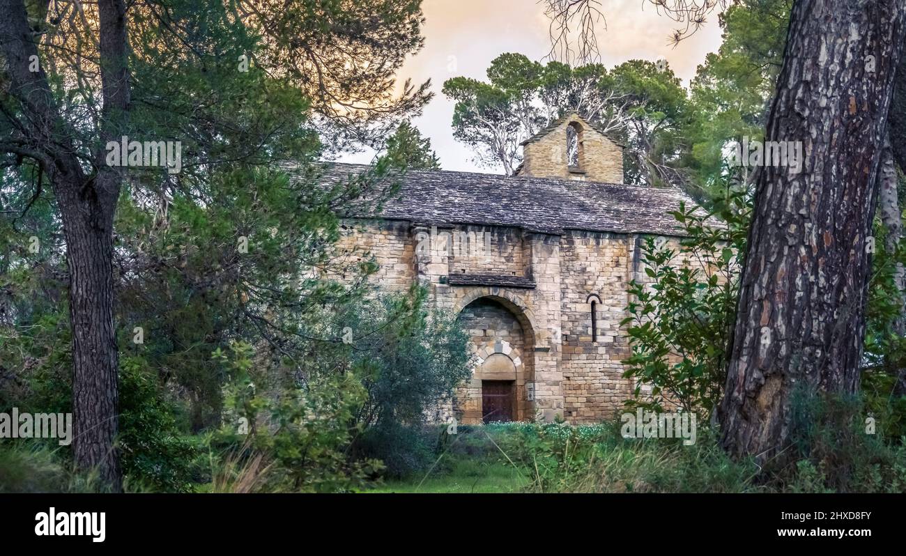 Kapelle von Saint Germain de la Serre in der Nähe von Cesseras. Es wurde im XI - XII Jahrhundert erbaut. Es hat einen romanisch-lombardischen Kopf mit einer einzigen Apsis. Monument historique. Das Gemeindegebiet gehört zum Regionalen Naturpark Haut Languedoc. Stockfoto