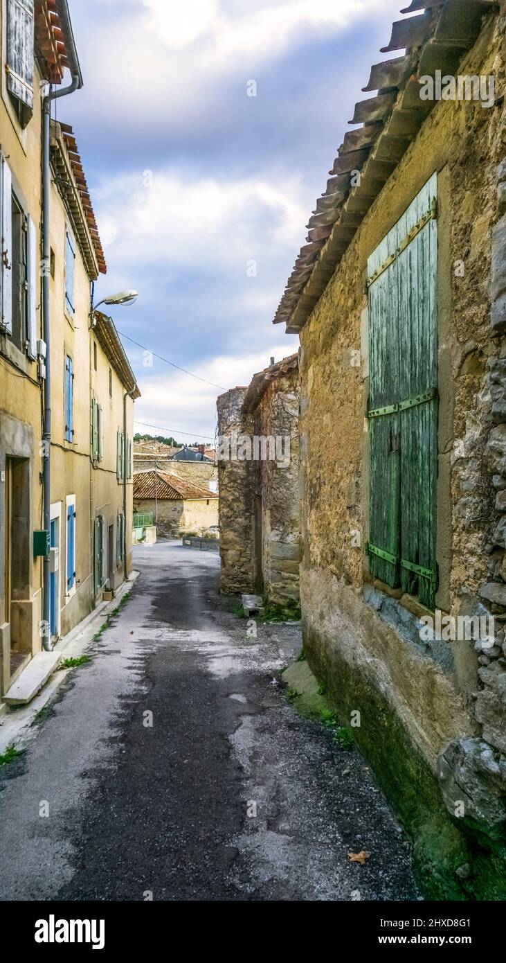 Dorfstraße in Azillanet das Gemeindegebiet gehört zum Regionalen Naturpark Haut Languedoc. Stockfoto