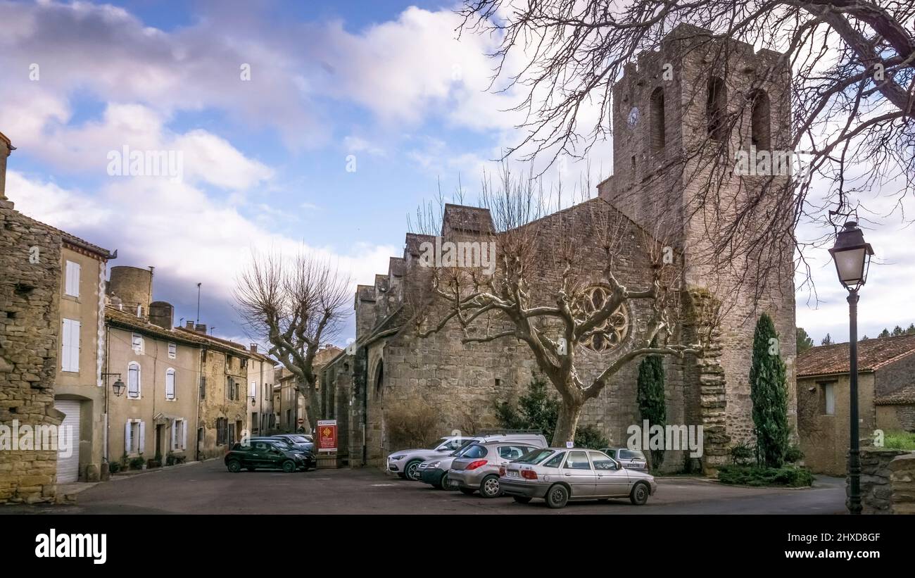 Die Kirche des Heiligen Geniès in Cesseras wurde im 15. Jahrhundert im spätgotischen Stil erbaut. Monument historique. Das Gemeindegebiet gehört zum Regionalen Naturpark Haut-Languedoc. Stockfoto