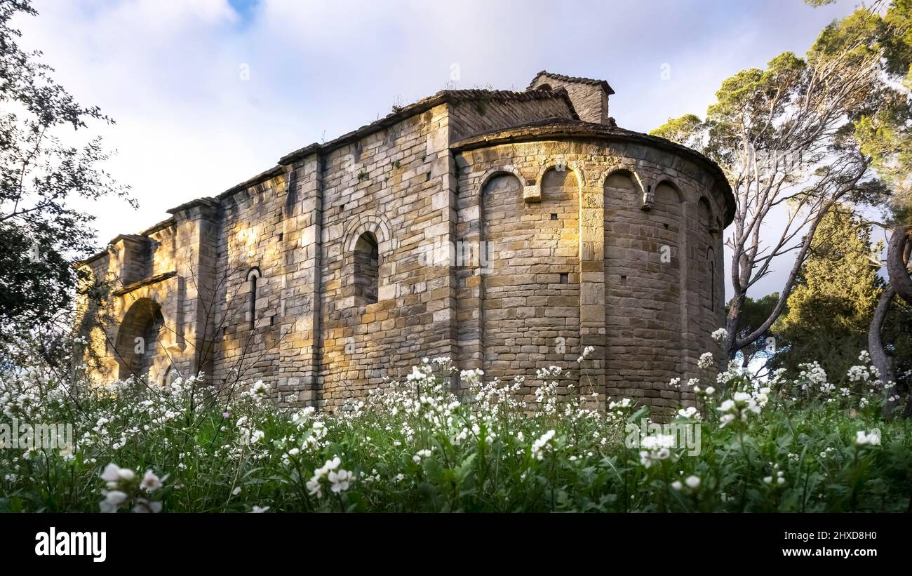 Kapelle von Saint Germain de la Serre in der Nähe von Cesseras. Es wurde im XI - XII Jahrhundert erbaut. Es hat einen romanisch-lombardischen Kopf mit einer einzigen Apsis. Monument historique. Das Gemeindegebiet gehört zum Regionalen Naturpark Haut Languedoc. Stockfoto