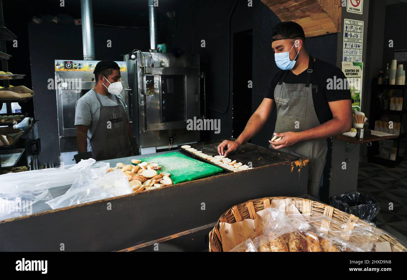 Frau besaß ein handwerkliches Brotgeschäft, L'Artisa, in der hippen Gegend von La Condesa, Mexiko-Stadt, Mexiko Stockfoto