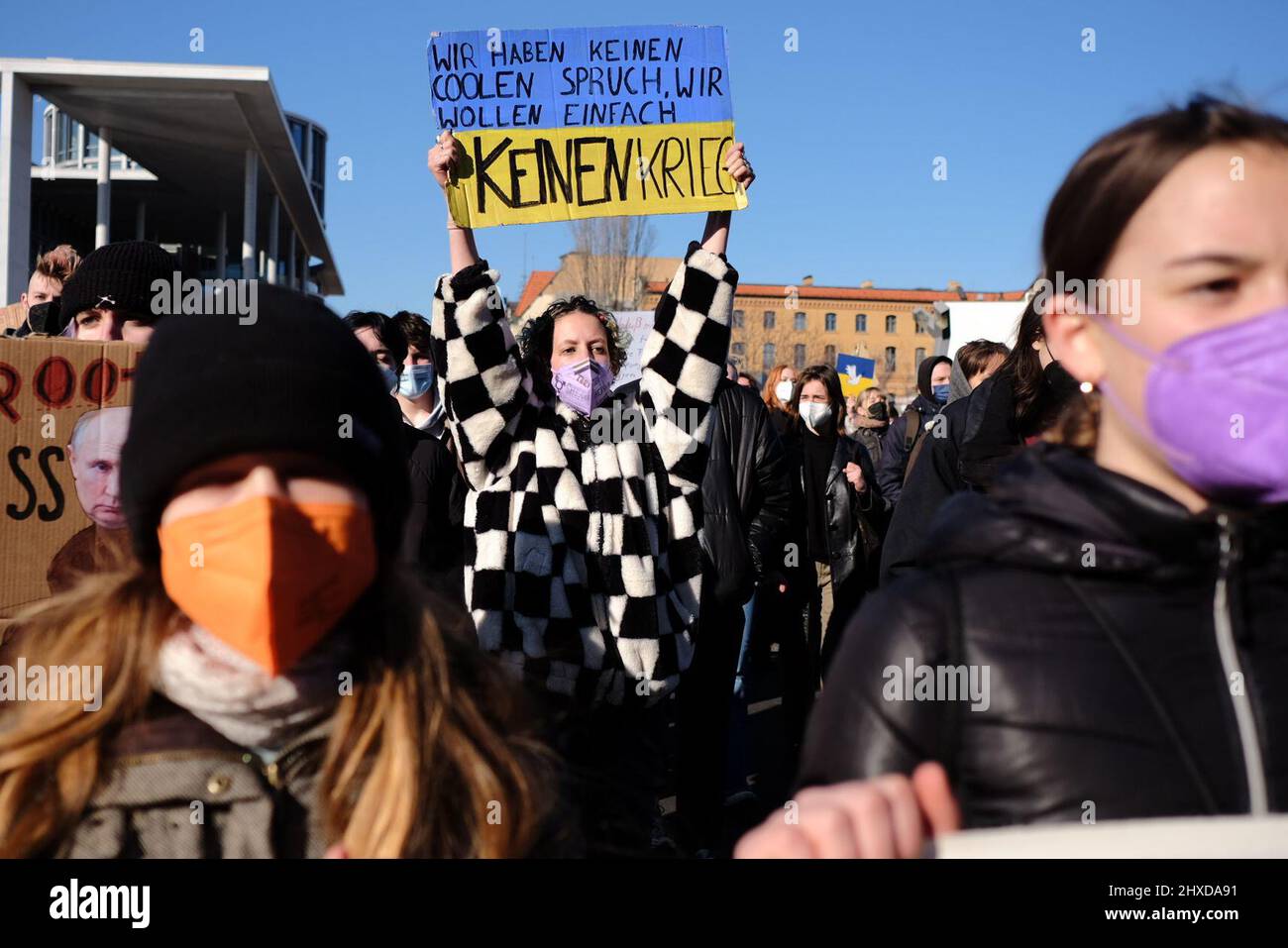 Deutschland, Berlin, 11. März 2022: Rund 200 Menschen protestieren im Berliner Regierungsbezirk gegen den Russlandkrieg gegen die Ukraine. Nach einem Aufruf der Klimaschutzinitiative Fridays for Future stehen die Demonstranten solidarisch mit der ukrainischen Bevölkerung und fordern Unabhängigkeit von russischen fossilen Energieimporten sowie massive Investitionen in erneuerbare Energien für Deutschland und die EU.Jugendliche protestieren im Berliner Regierungsbezirk gegen den Russlandkrieg Zur Ukraine. Nach einem Aufruf der Klimaschutzinitiative Fridays for Future stehen die Demonstranten solidarisch mit Th Stockfoto