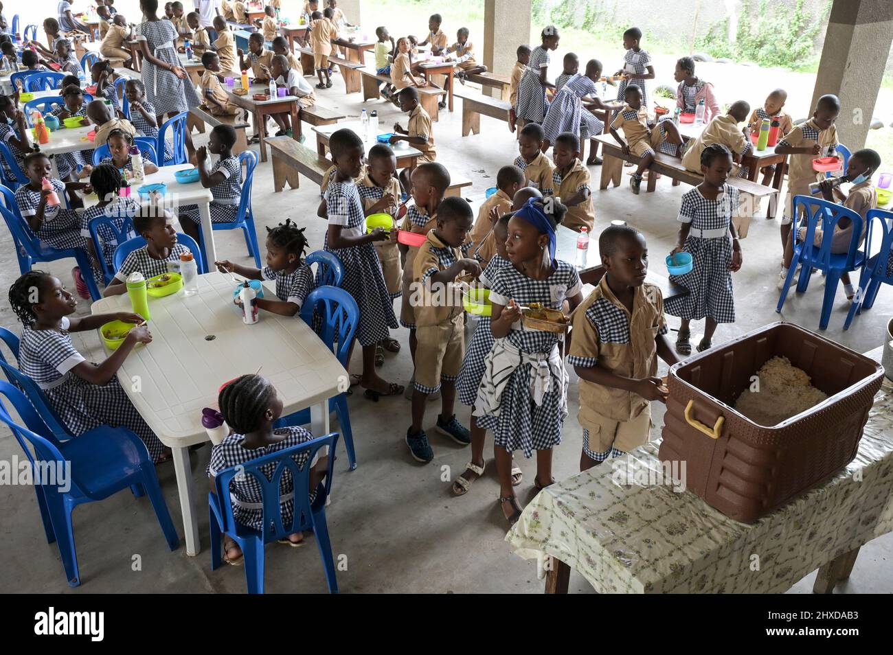 ELFENBEINKÜSTE, Abidjan, Vorort Koumassi-Remblais, katholische Schule, Mittagspause, Kostenlose Verteilung der Mahlzeiten für Kinder / ELFENBEINKUESTE, Abidjan, Stadtteil Koumassi-Remblais, Foyer Marie Dominique von den Soeurs Salesiennes de Don Bosco / Filles Marie Auxiliatrice (FMA), Schulessen für Schulkinder Stockfoto