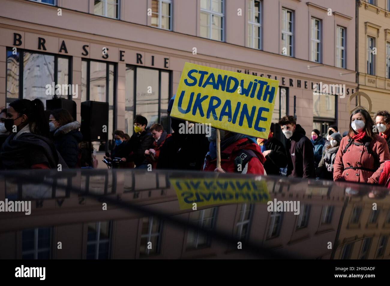 Deutschland, Berlin, 11. März 2022: Rund 200 Menschen protestieren im Berliner Regierungsbezirk gegen den Russlandkrieg gegen die Ukraine. Nach einem Aufruf der Klimaschutzinitiative Fridays for Future stehen die Demonstranten solidarisch mit der ukrainischen Bevölkerung und fordern Unabhängigkeit von russischen fossilen Energieimporten sowie massive Investitionen in erneuerbare Energien für Deutschland und die EU.Jugendliche protestieren im Berliner Regierungsbezirk gegen den Russlandkrieg Zur Ukraine. Nach einem Aufruf der Klimaschutzinitiative Fridays for Future stehen die Demonstranten solidarisch mit Th Stockfoto