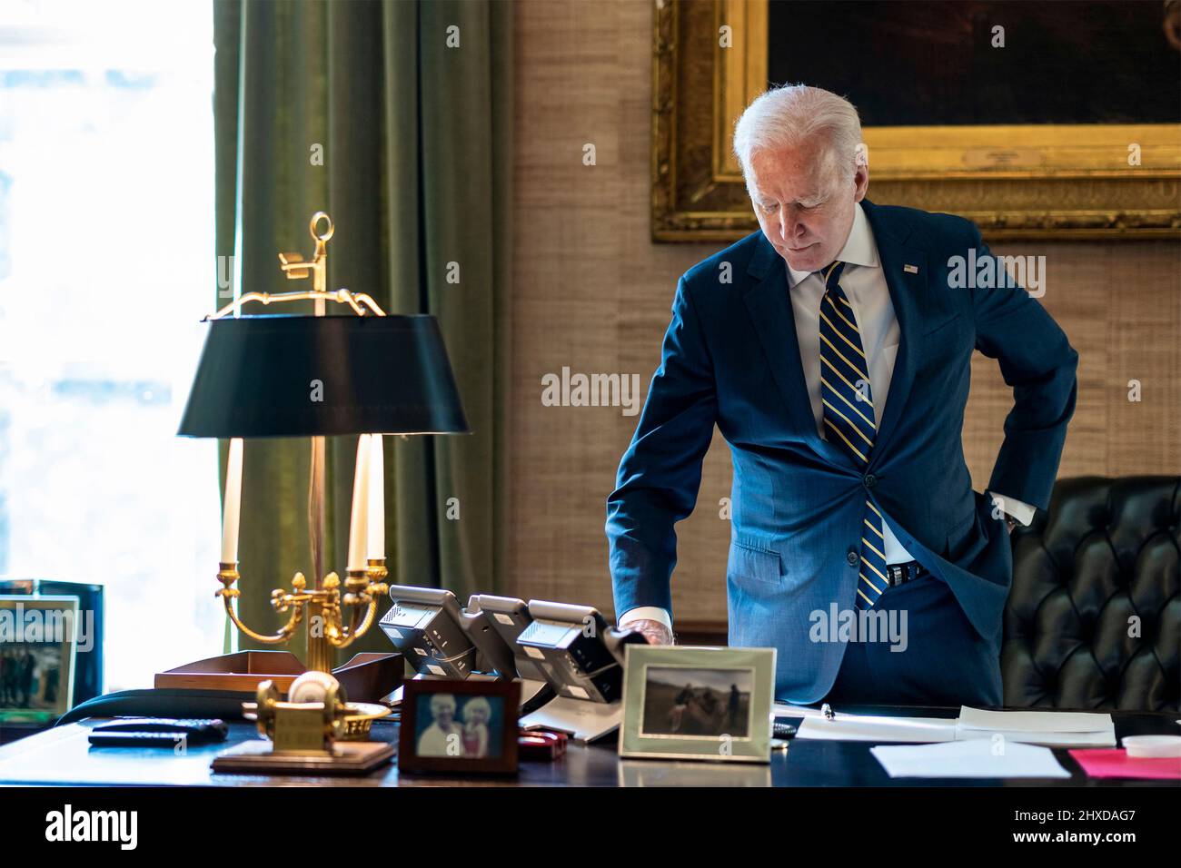 Washington, Vereinigte Staaten Von Amerika. 11. März 2022. Washington, Vereinigte Staaten von Amerika. 11. März 2022. US-Präsident Joe Biden telefoniert mit dem ukrainischen Präsidenten Volodymyr Zelenskyy, um über die anhaltende Krise in der Ukraine zu sprechen, vom Weißen Haus, 11. März 2022 in Washington, DC Quelle: Adam Schultz/White House Photo/Alamy Live News Stockfoto