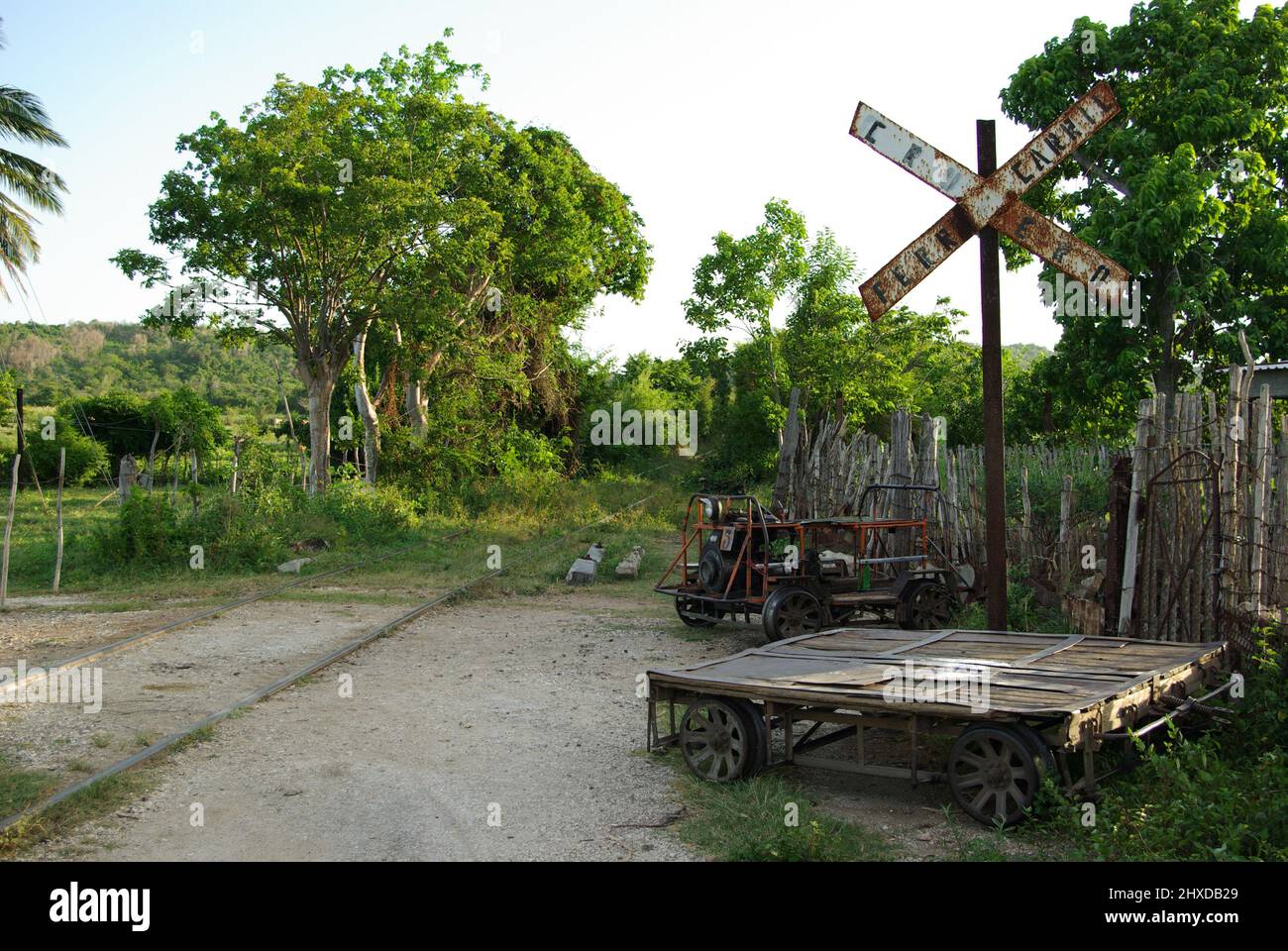 Waggon und Eisenbahnausrüstung. Eisenbahnkreuzer (Cruzero ferocarril) in Punta Aegre, Kuba. Stockfoto