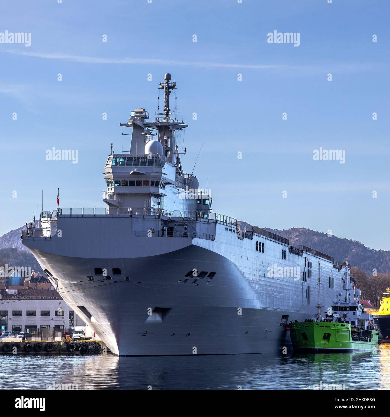 Das französische Kriegsschiff Dixmude L9015, ein amphibisches Angriffsschiff am Bontelabo-Kai im Hafen von Bergen, Norwegen. Bunkern von kleinen Bunkern Schiff Haltbakk Stockfoto