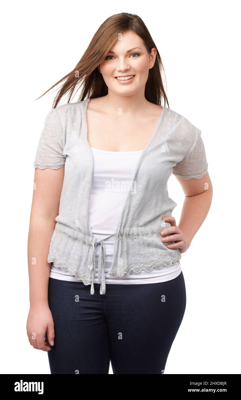 Sie strahlt Zufall aus. Aufnahme eines schönen Plus-Size-Modells isoliert auf Weiß. Stockfoto