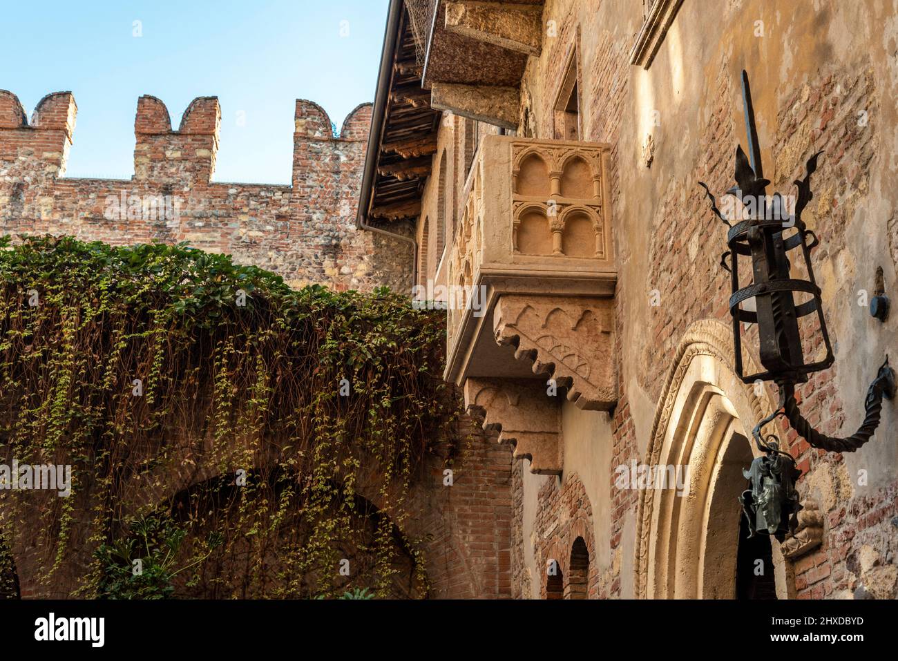 Der berühmte Balkon im Haus der Julia in Verona, aus der Liebesgeschichte Rom und Julia, Italien Stockfoto