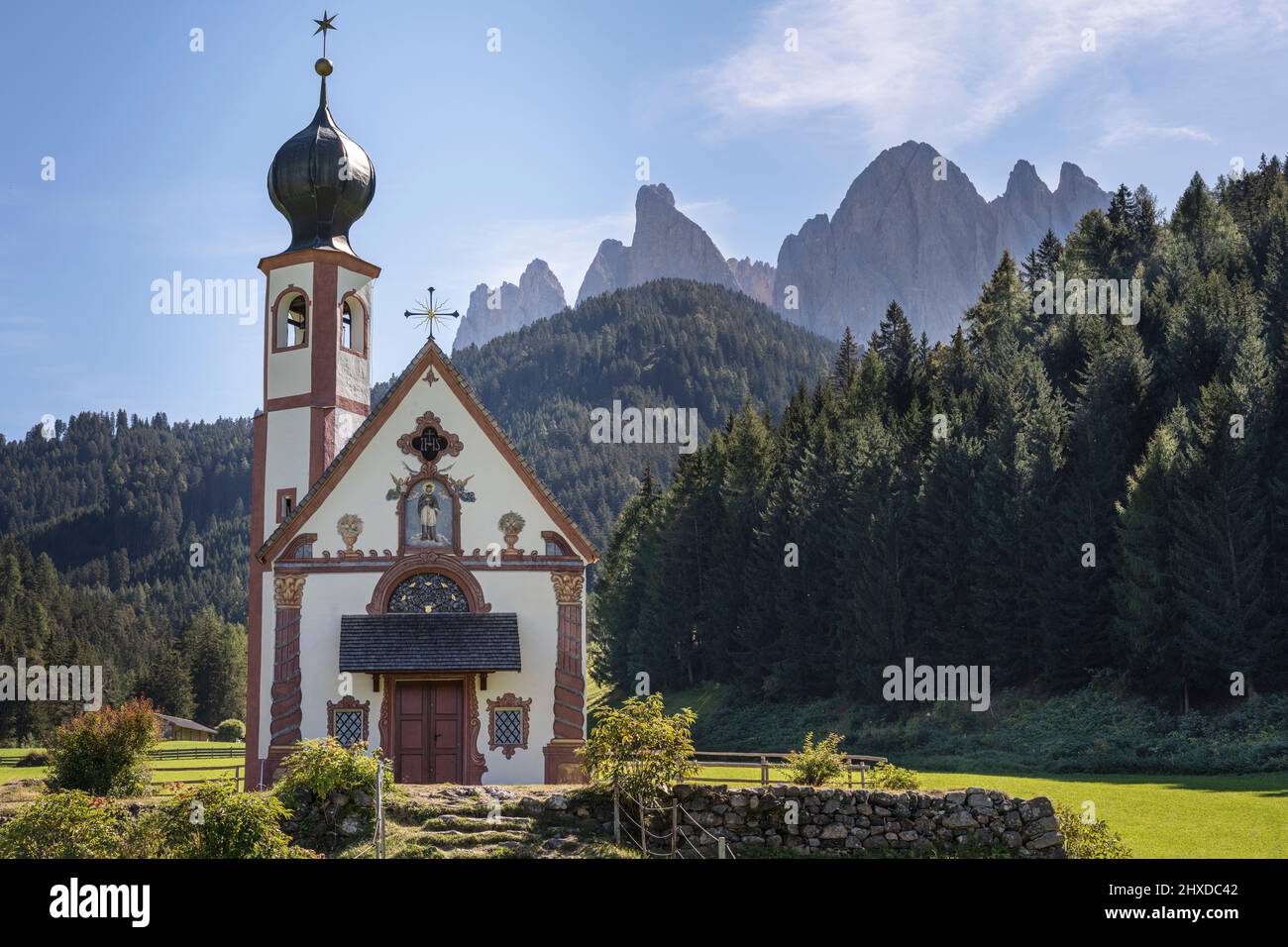 Europa, Italien, Südtirol, Dolomiten, Villnöss, Kirche St. John in Ranui Stockfoto