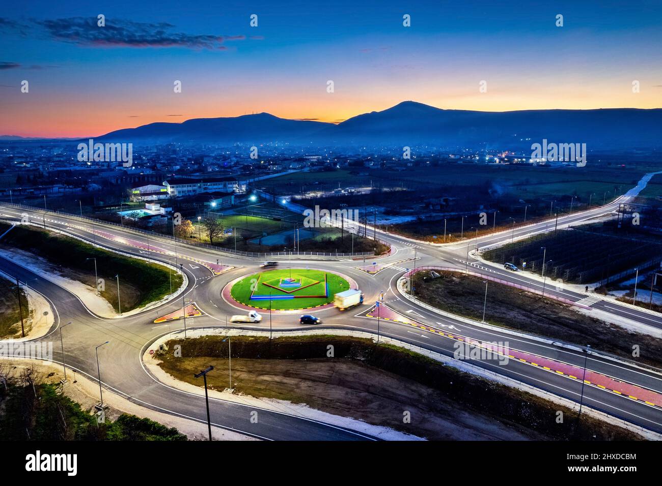 Der neue Kreisverkehr der Stadt Tyrnavos, Larissa, Thessalien, Griechenland. Stockfoto
