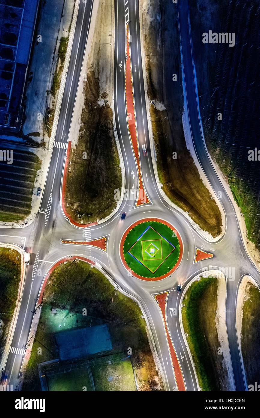 Der neue Kreisverkehr der Stadt Tyrnavos, Larissa, Thessalien, Griechenland. Stockfoto