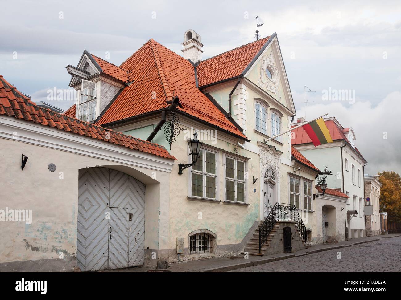 Altes Herrenhaus in der Altstadt von Tallinn. Botschaft der Republik Litauen in Estland, litauische diplomatische Vertretung Stockfoto