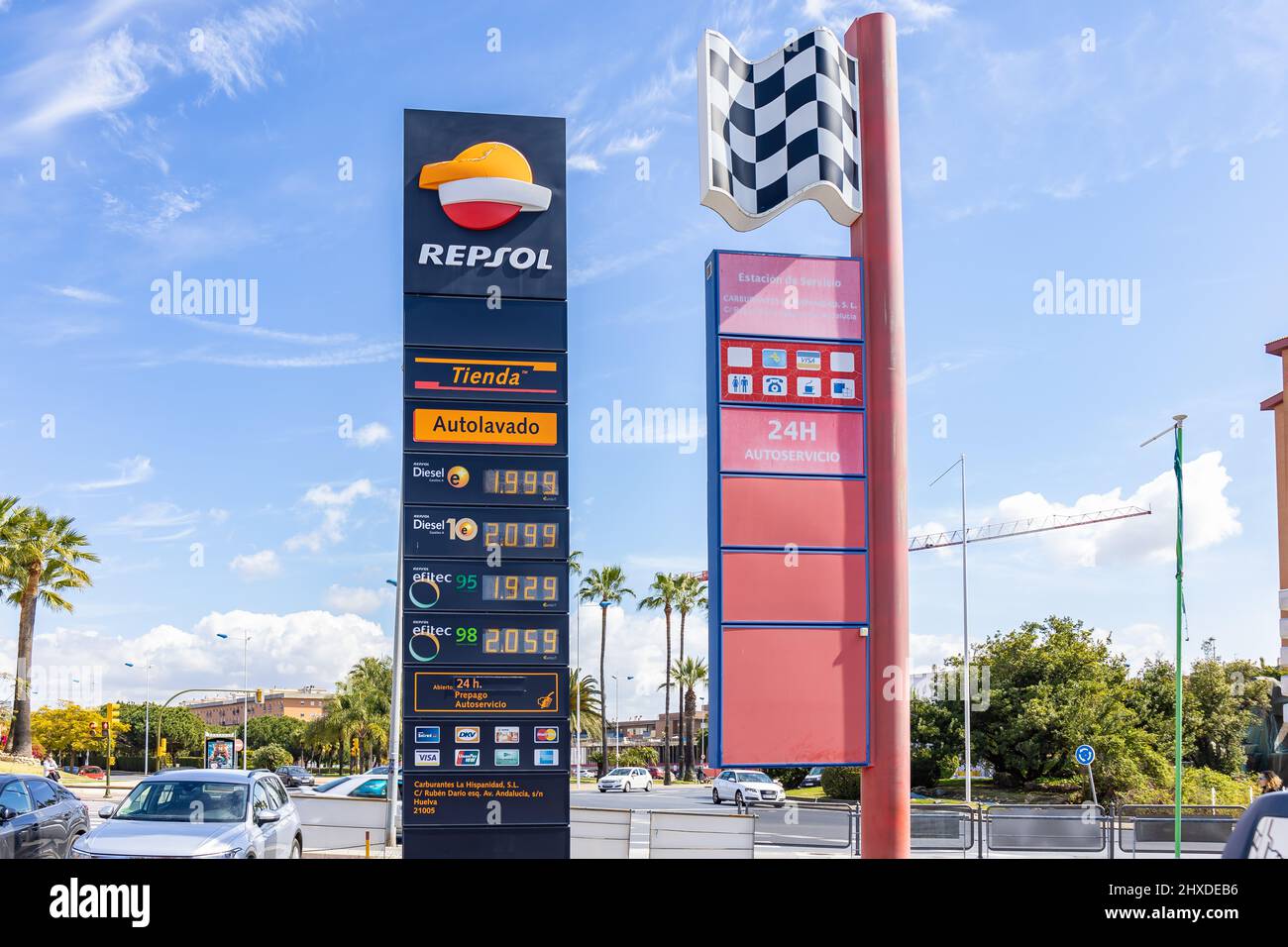 Huelva, Spanien - 6. März 2022: Anzeige mit Gaspreisen, Diesel und  bleifreiem Benzin, an der Repsol Tankstelle Stockfotografie - Alamy