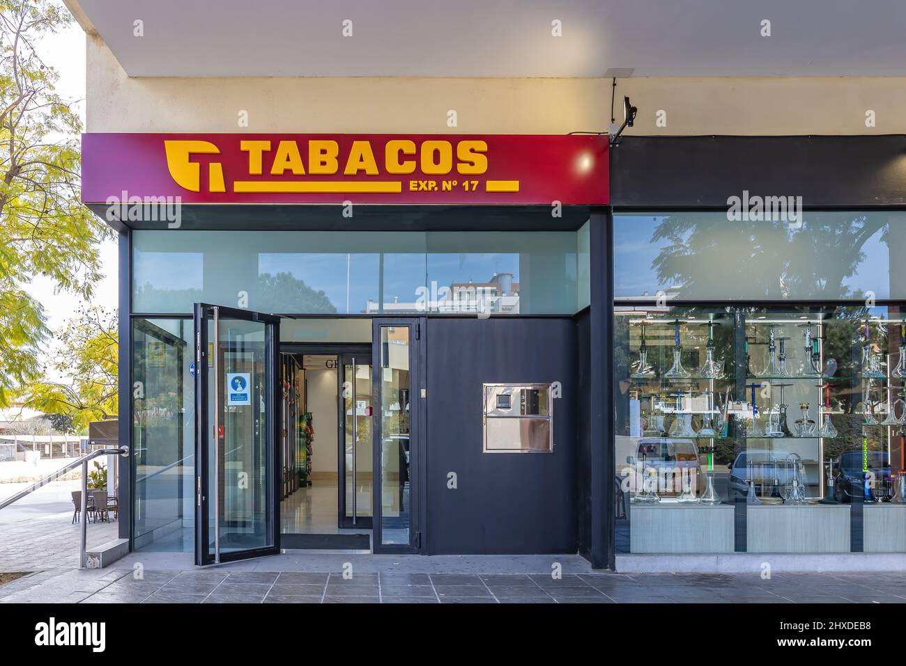 Huelva, Spanien - 10. März 2022: Außenansicht eines Tabakladens mit dem Zeichen eines öffentlichen spanischen Tabakwarenhandels „Tabacos“ Stockfoto Huelva, Spanien - 10. März 2022: Außenansicht eines Tabakladens mit dem Zeichen eines öffentlichen spanischen Tabakwarenhandels „Tabacos“ Stockfoto