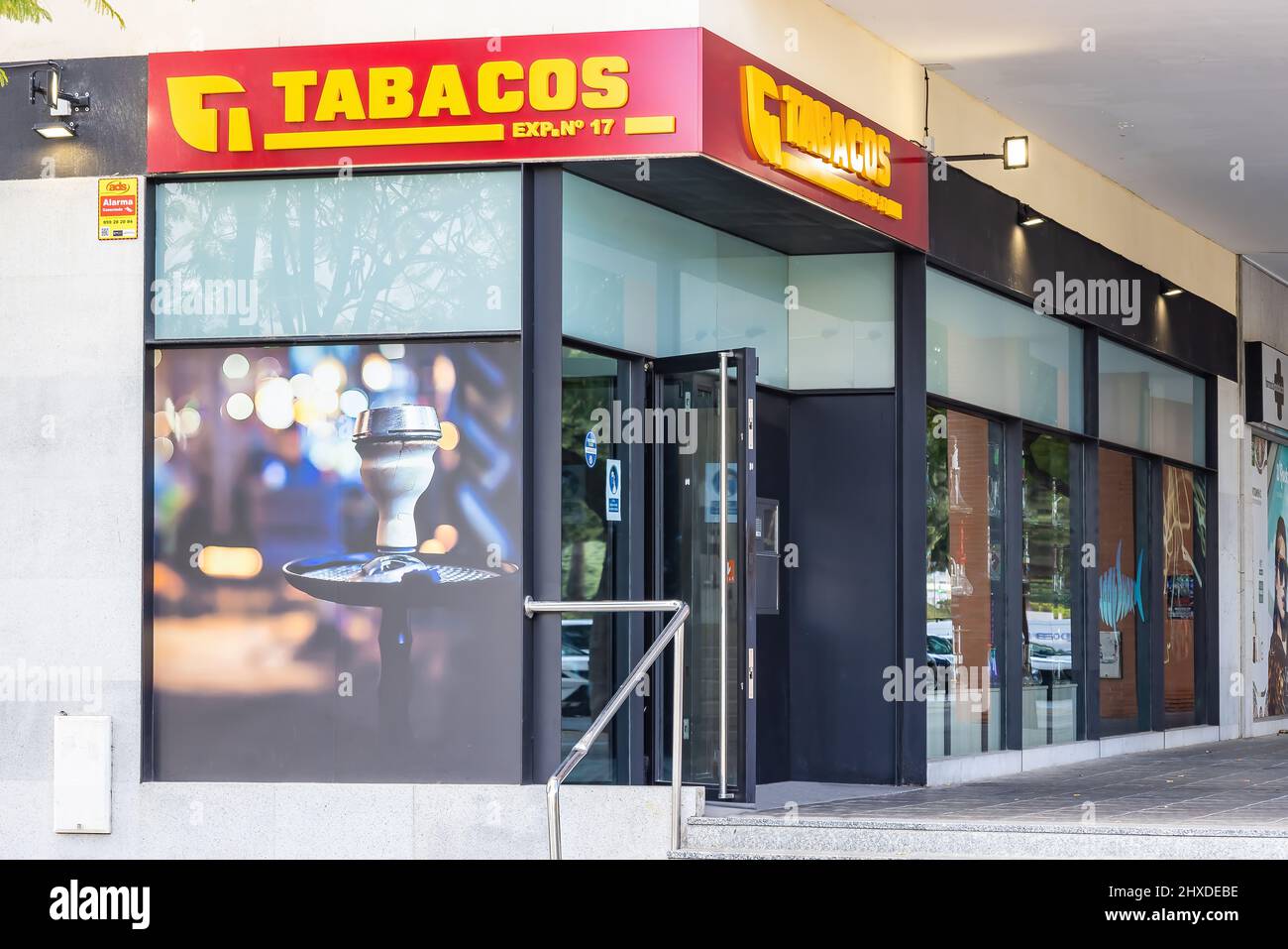 Huelva, Spanien - 10. März 2022: Außenansicht eines Tabakladens mit dem Zeichen eines öffentlichen spanischen Tabakwarenhandels „Tabacos“ Stockfoto Huelva, Spanien - 10. März 2022: Außenansicht eines Tabakladens mit dem Zeichen eines öffentlichen spanischen Tabakwarenhandels „Tabacos“ Stockfoto