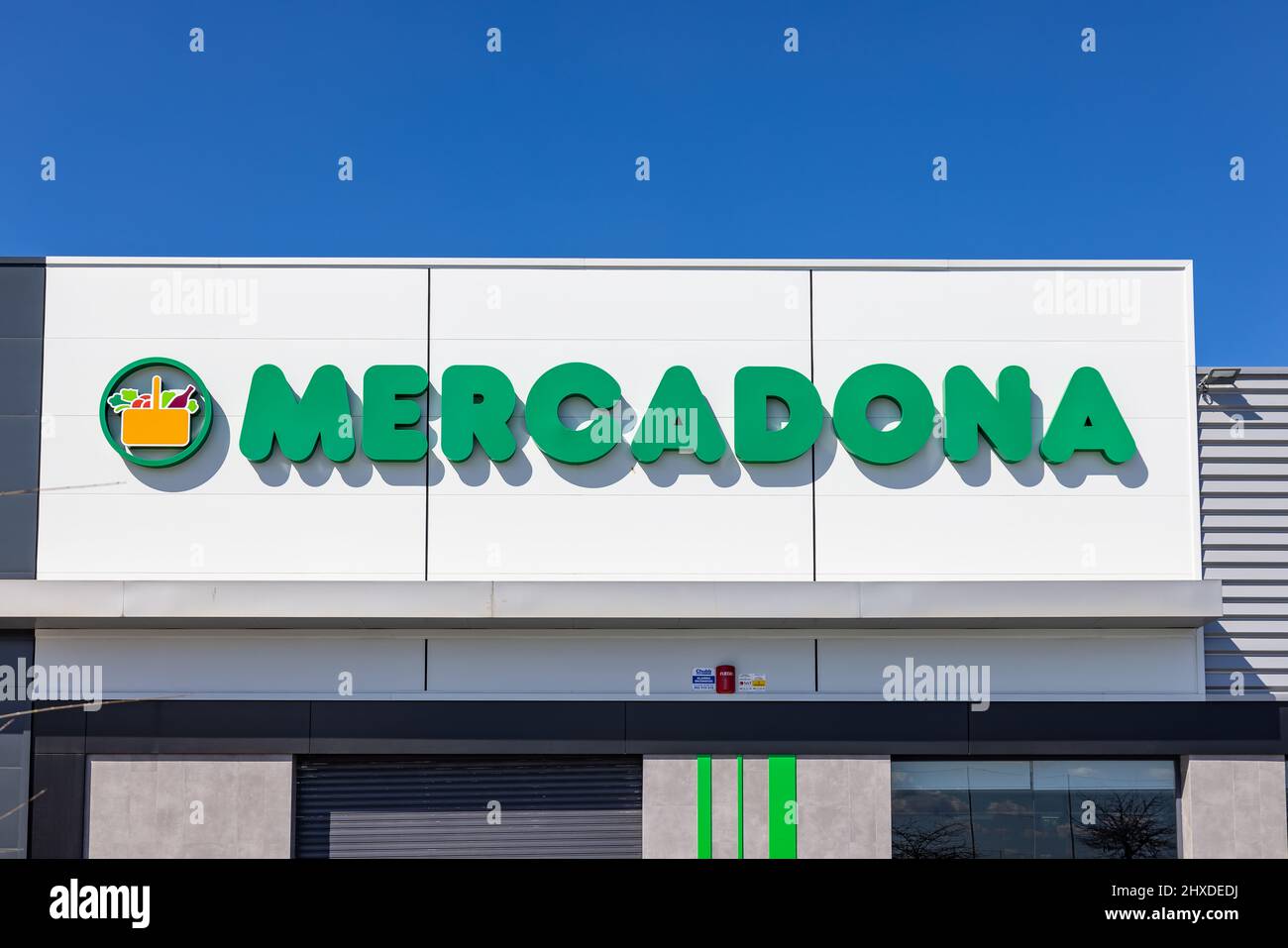 Huelva, Spanien - 6. März 2022: Ansicht eines Mercadona-Geschäfts. Mercadona ist eine spanische, familiengeführte Supermarktkette, die in Valencia gegründet wurde. Es war das erste Stockfoto