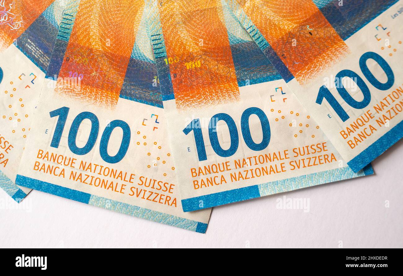 Fächerte 100 Schweizer Franken-Banknoten auf weißem Hintergrund. Stockfoto