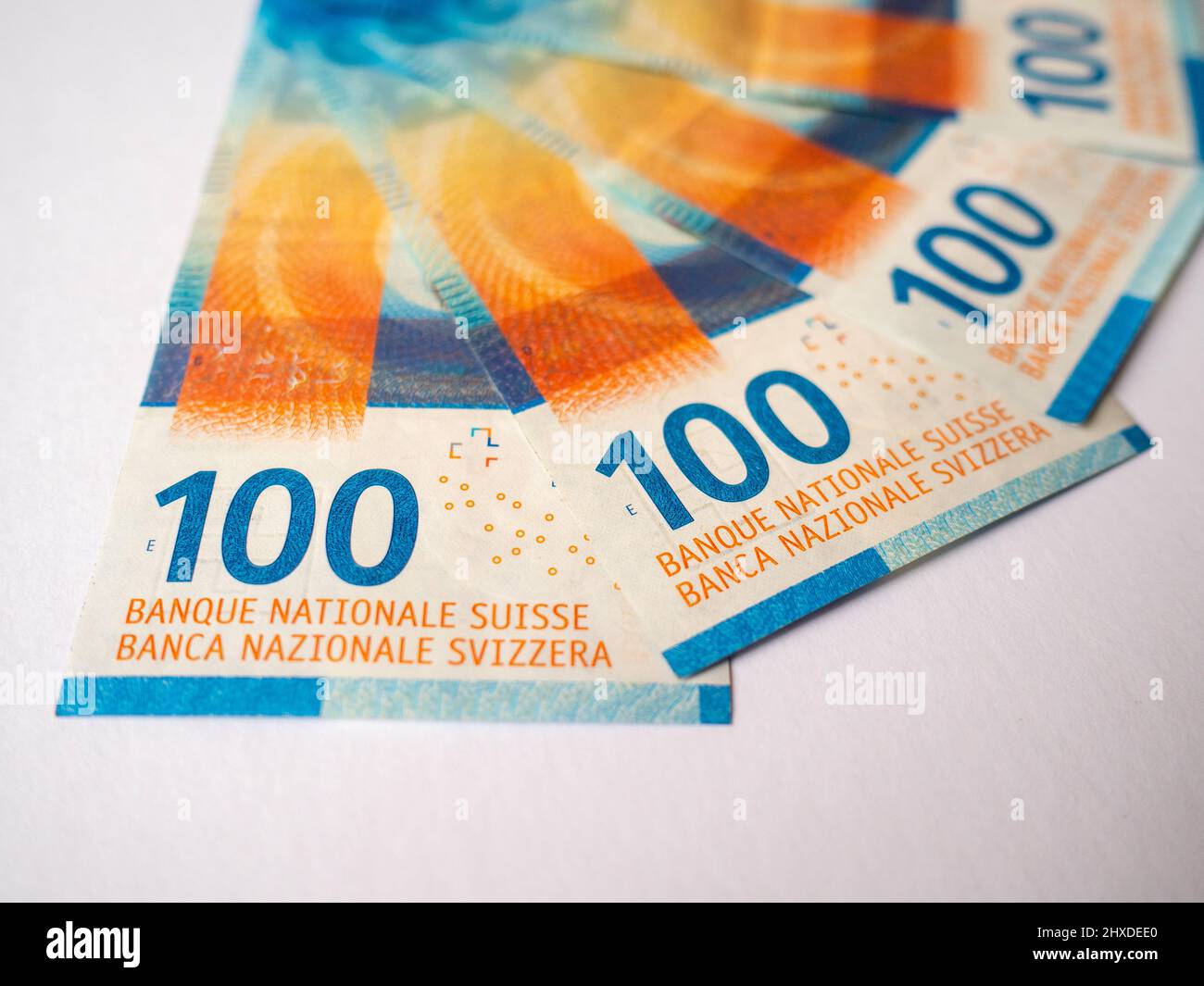 Fächerte 100 Schweizer Franken-Banknoten auf weißem Hintergrund. Stockfoto