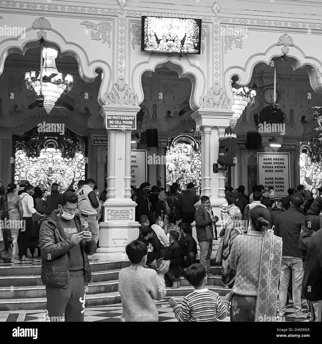 Vrindavan, Indien, Februar 12 2022 - Pilger im ISCON-Tempel während des heiligen Monats Kartika, Innenansicht des Vrindavan ISKON-Tempels während des Ekadasch Stockfoto