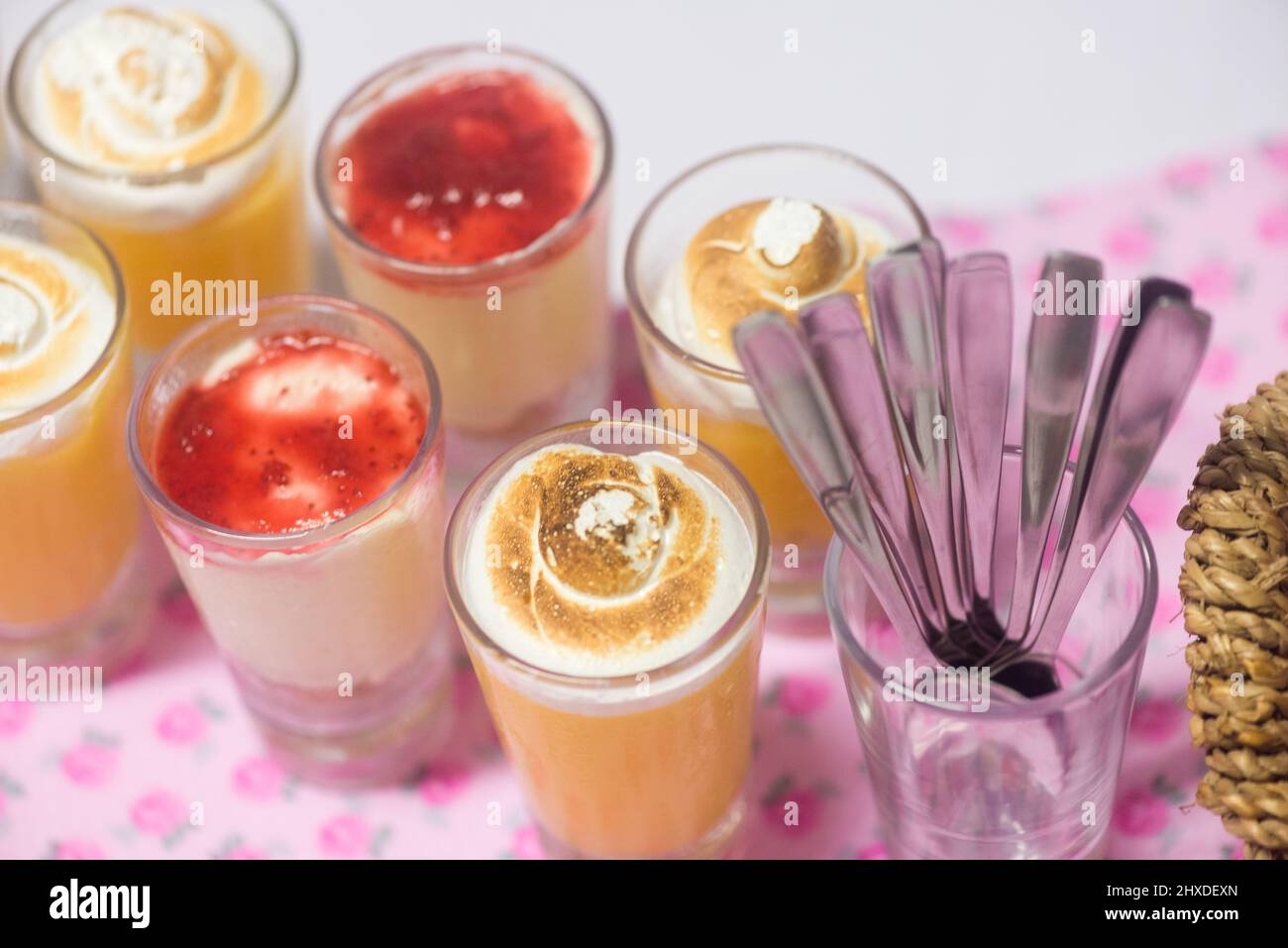 Süße Sahnedesserts mit Erdbeere zum Geburtstag Stockfoto