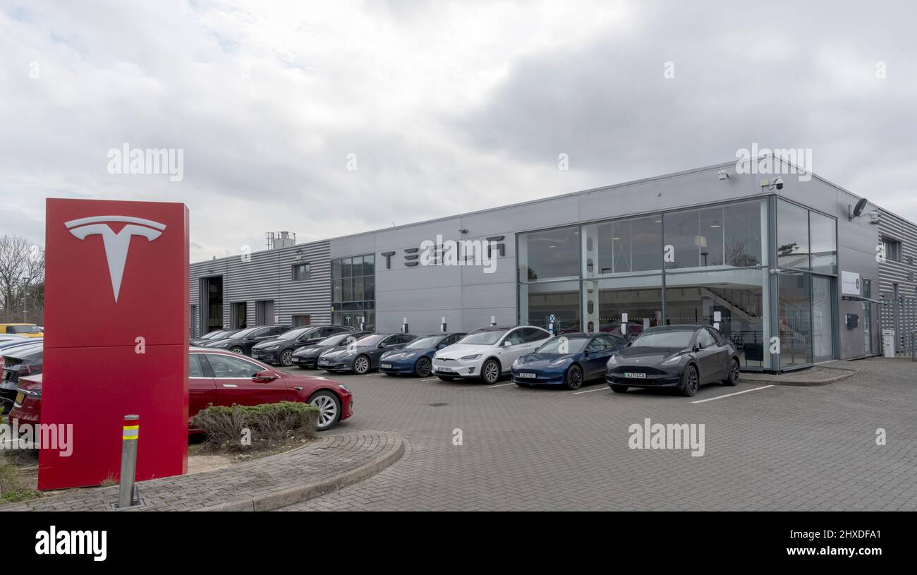 Tesla Guildford - 5 Astolat Way, Peasmarsh, Guildford, Surrey, England, Großbritannien - ein Tesla-Geschäft und ein Service-Center. Stockfoto