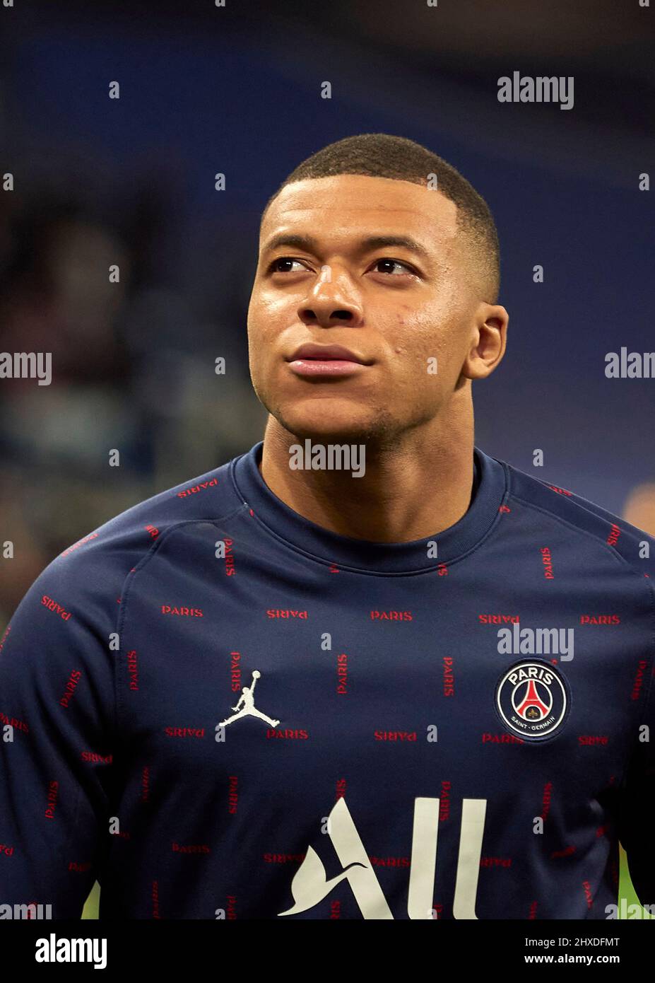 Kylian Mbappe, französischer Fußballspieler von Paris Saint Germain, während des Aufwärmpuls vor dem Spiel gegen Real Madrid. Estadio Santiago Bernabéu, Madrid. Stockfoto