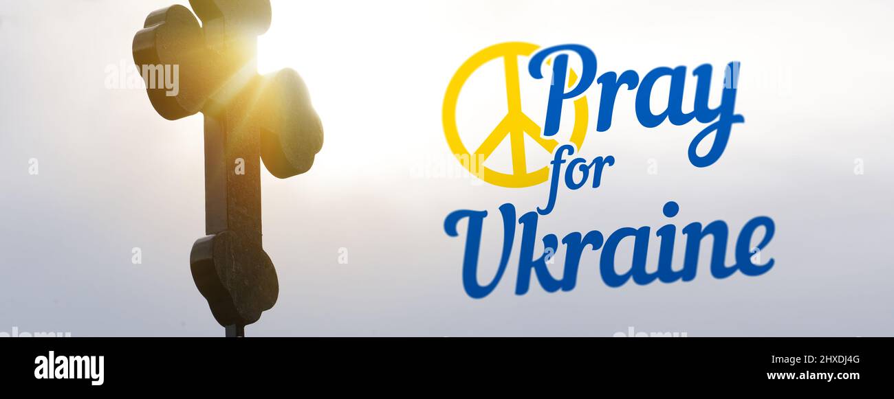 Russland gegen die Ukraine – abstraktes Konzept für den politischen Konflikt mit dem Heiligen Kreuz. Betet für die Freiheit, den Frieden und das Ende des Krieges in der Ukraine. Stockfoto