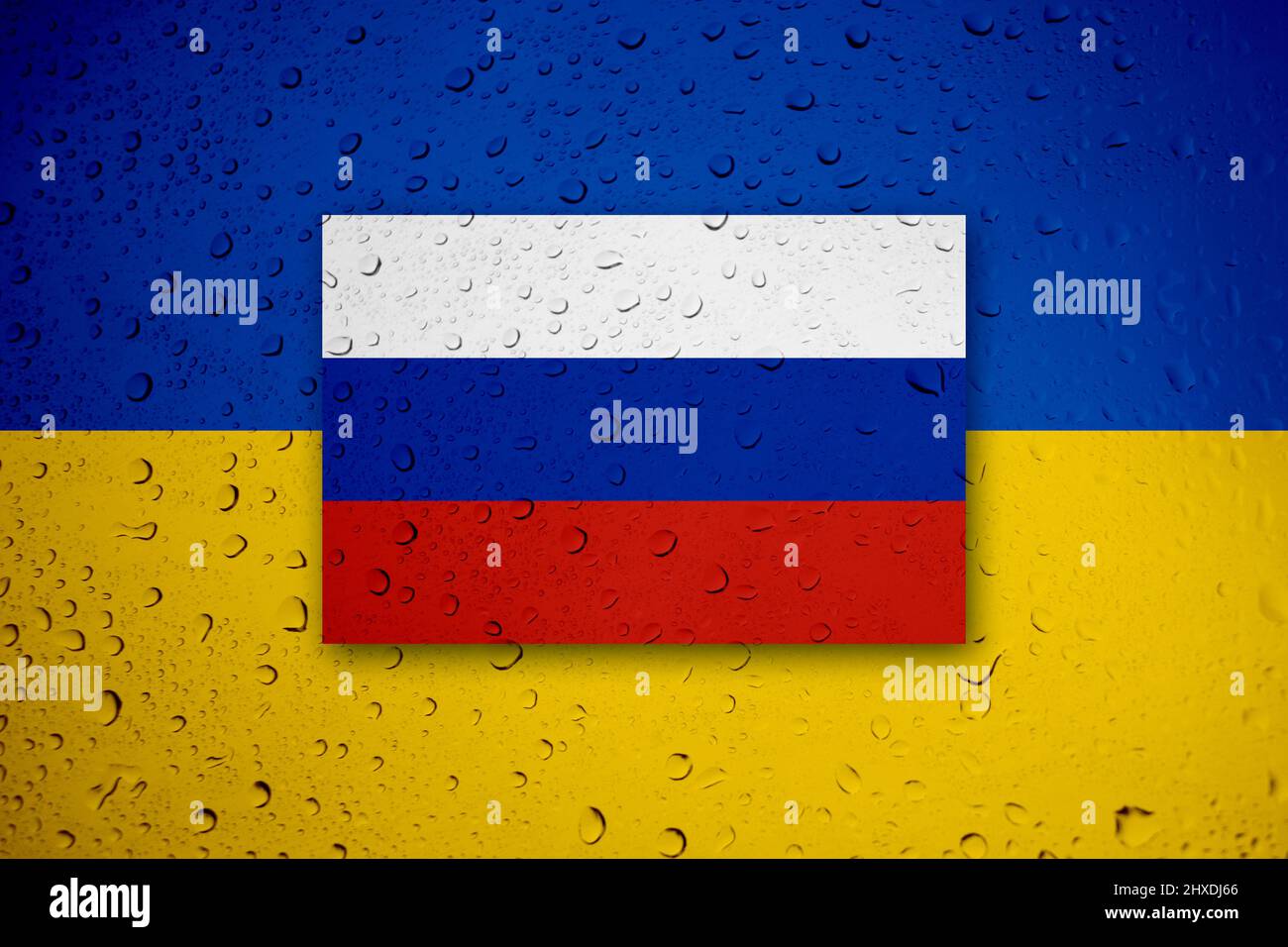 Russland gegen die Ukraine – abstraktes Konzept für den politischen Konflikt mit der ukrainischen Flagge. Betet für die Freiheit, den Frieden und das Ende des Krieges in der Ukraine. Stockfoto