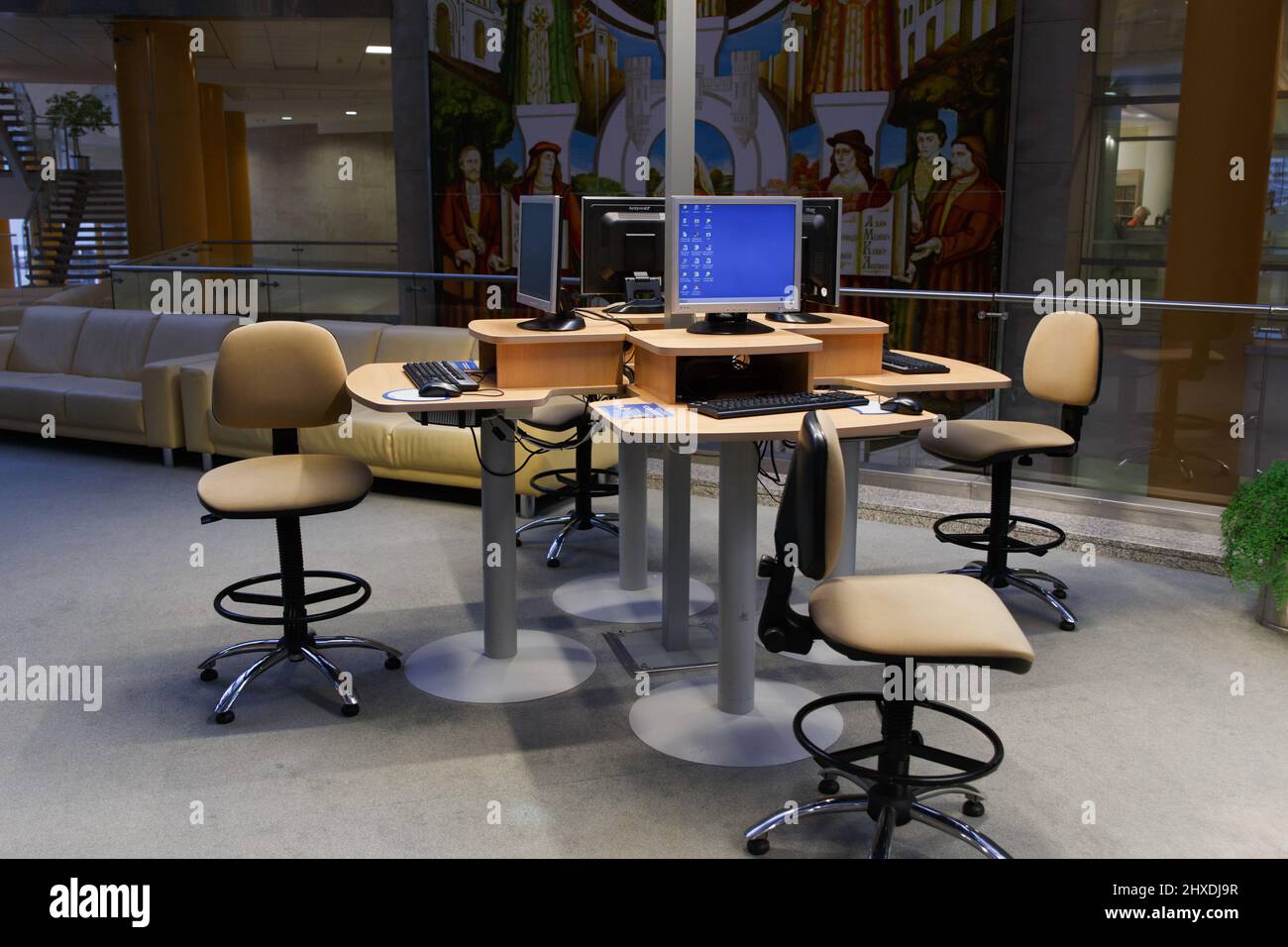 Minsk, Weißrussland - 31. Dezember 2017: Die Räumlichkeiten für die Arbeit mit dem Internet in der Nationalbibliothek der Republik Belarus Stockfoto