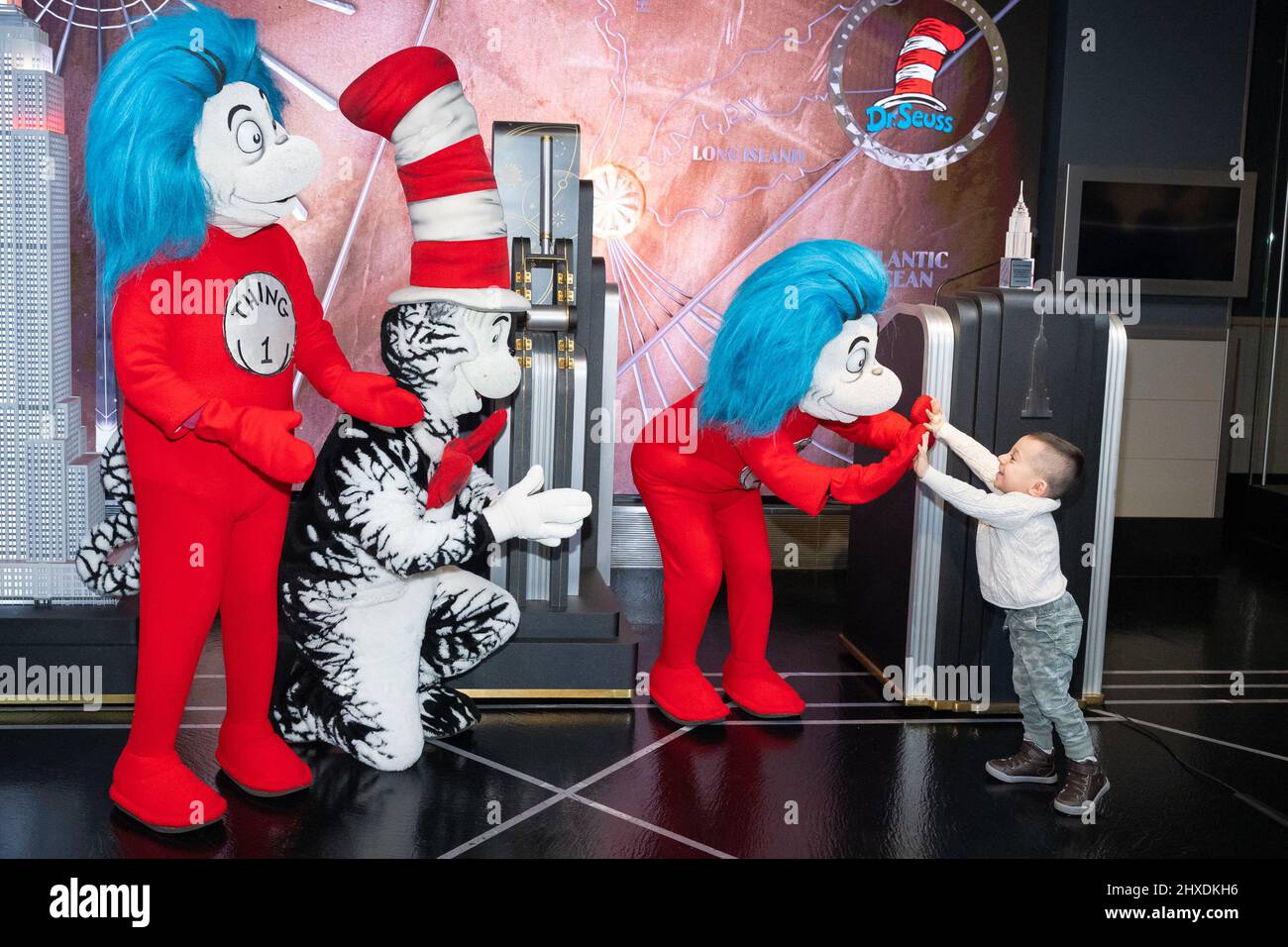 New York, USA. 11. März 2022. Dr. Seuss' The Cat in the hat and Thing 1 und Thing 2 feiern am 11. März 2022 in New York City den 65.. Jahrestag des geliebten Kinderbuchs im Empire State Building. (Foto von Gabriele Holtermann/Sipa USA) Quelle: SIPA USA/Alamy Live News Stockfoto