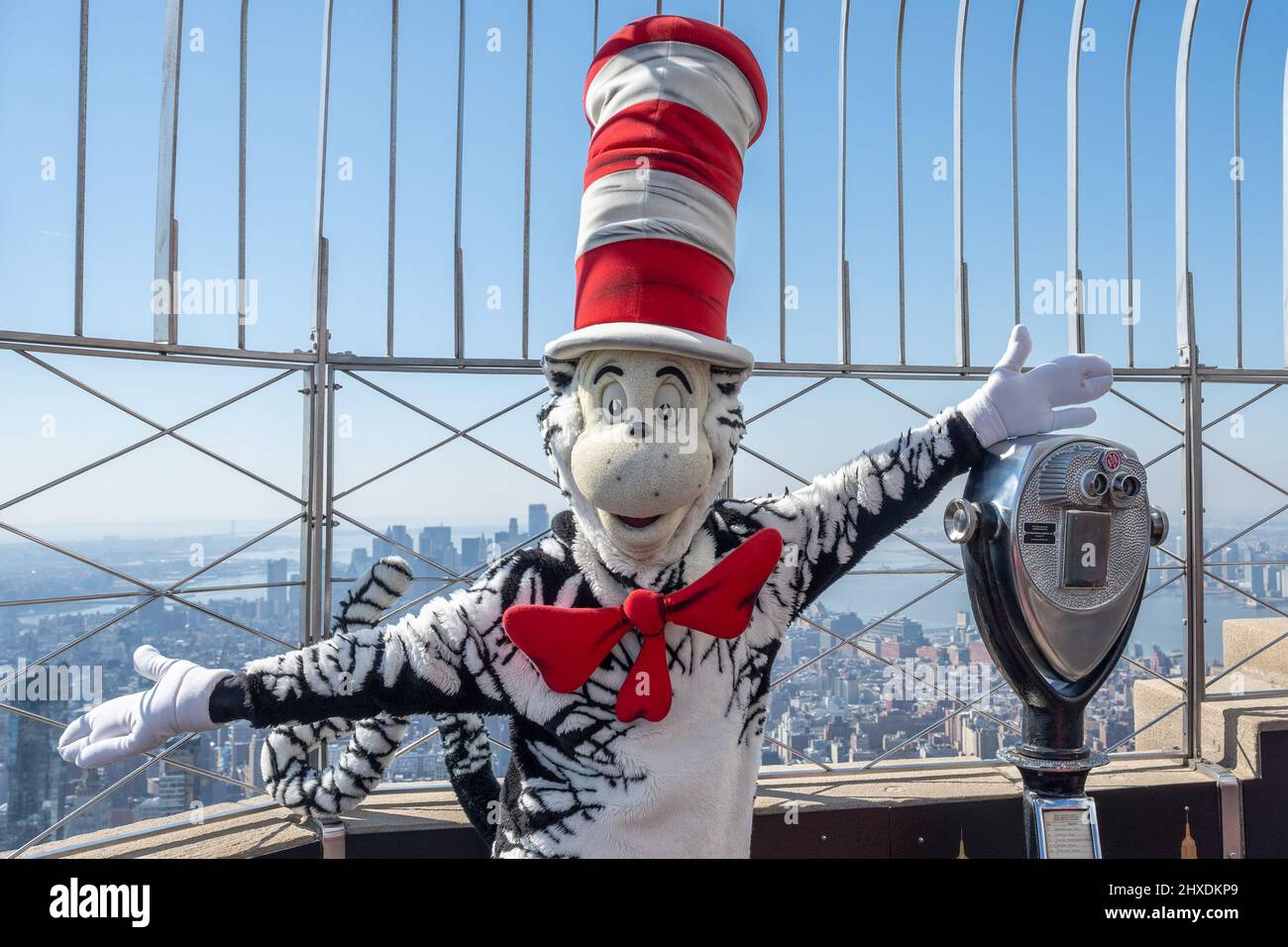 New York, USA. 11. März 2022. Dr. Seuss' The Cat in the hat feiert am 11. März 2022 in New York City das 65.-jährige Jubiläum des geliebten Kinderbuchs im Empire State Building. (Foto von Gabriele Holtermann/Sipa USA) Quelle: SIPA USA/Alamy Live News Stockfoto