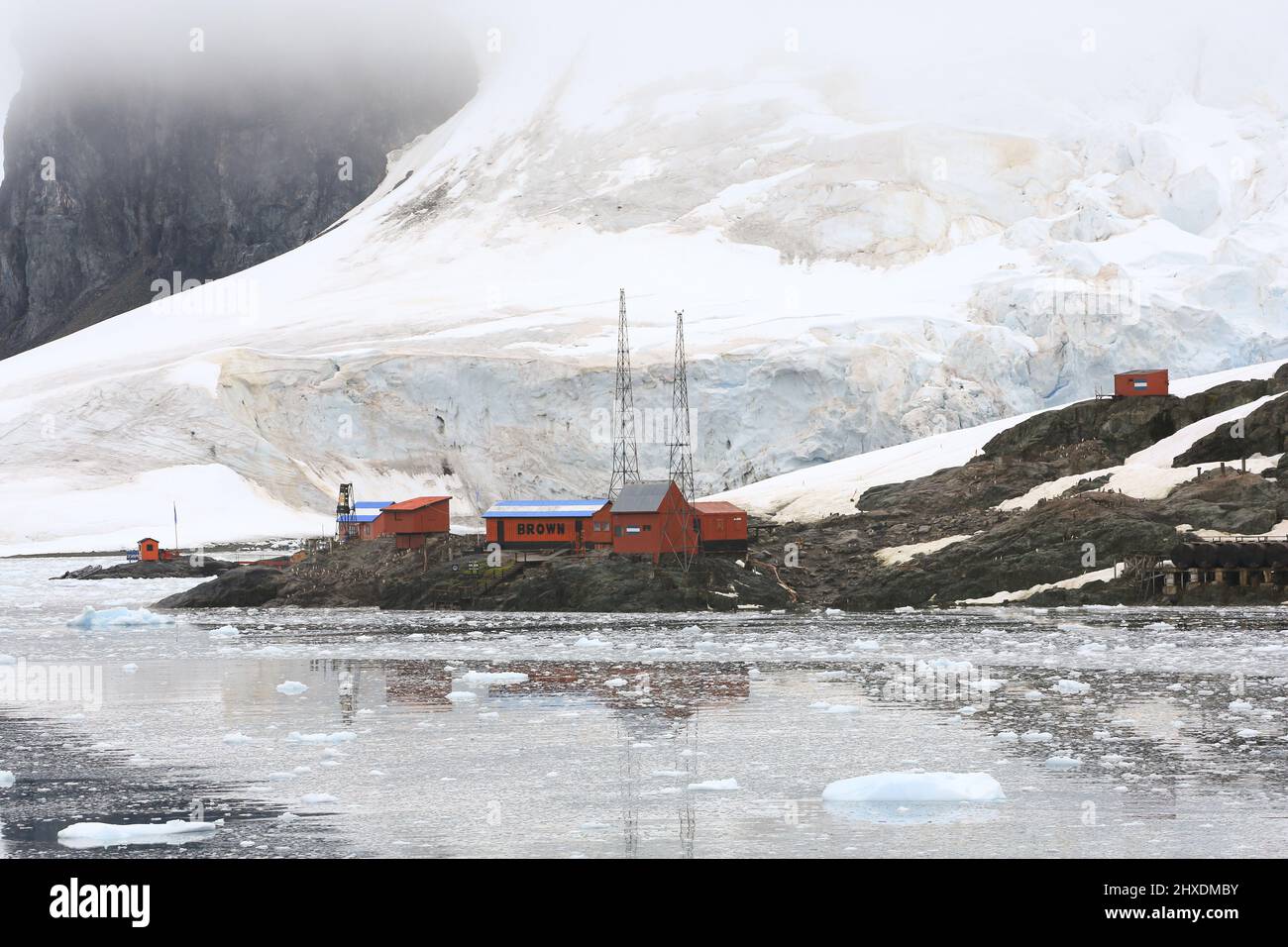 Die Almirante Brown Antarctic Base wurde 1951 von Argentinien auf der Paradise Bay auf der Antarktischen Halbinsel gegründet und ist eine wissenschaftliche Forschungsbasis. Stockfoto