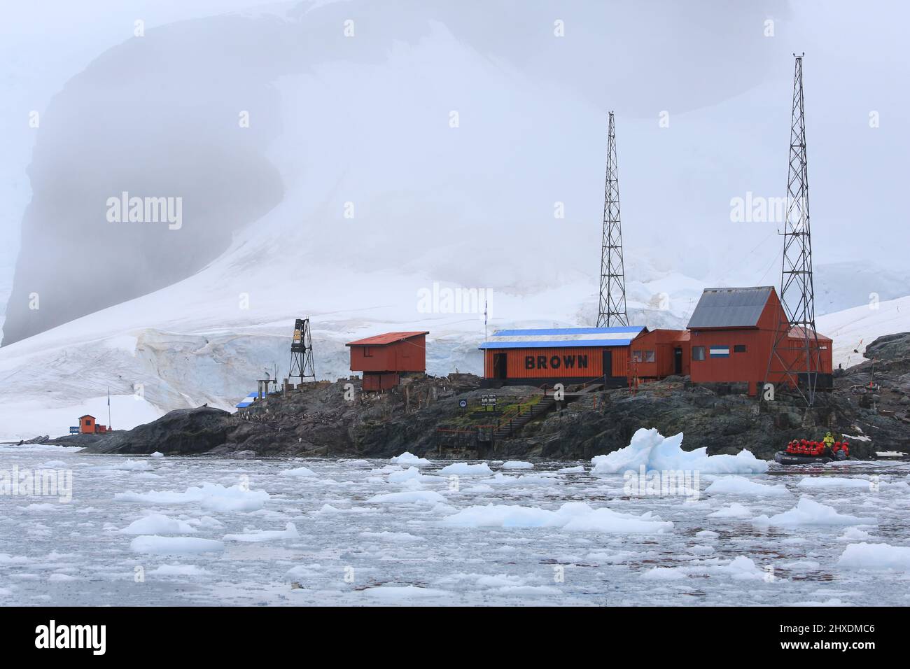 Die Almirante Brown Antarctic Base wurde 1951 von Argentinien auf der Paradise Bay auf der Antarktischen Halbinsel gegründet und ist eine wissenschaftliche Forschungsbasis. Stockfoto