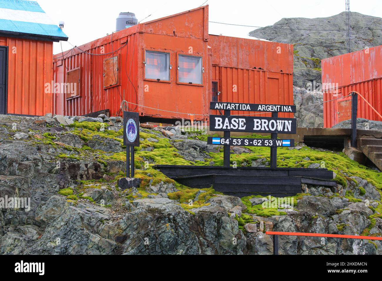 Base Brown-Schild an der Almirante Brown Antarctic Base. Diese Forschungsbasis wurde 1951 von Argentinien auf der Paradise Bay auf der Antarktischen Halbinsel gegründet. Stockfoto