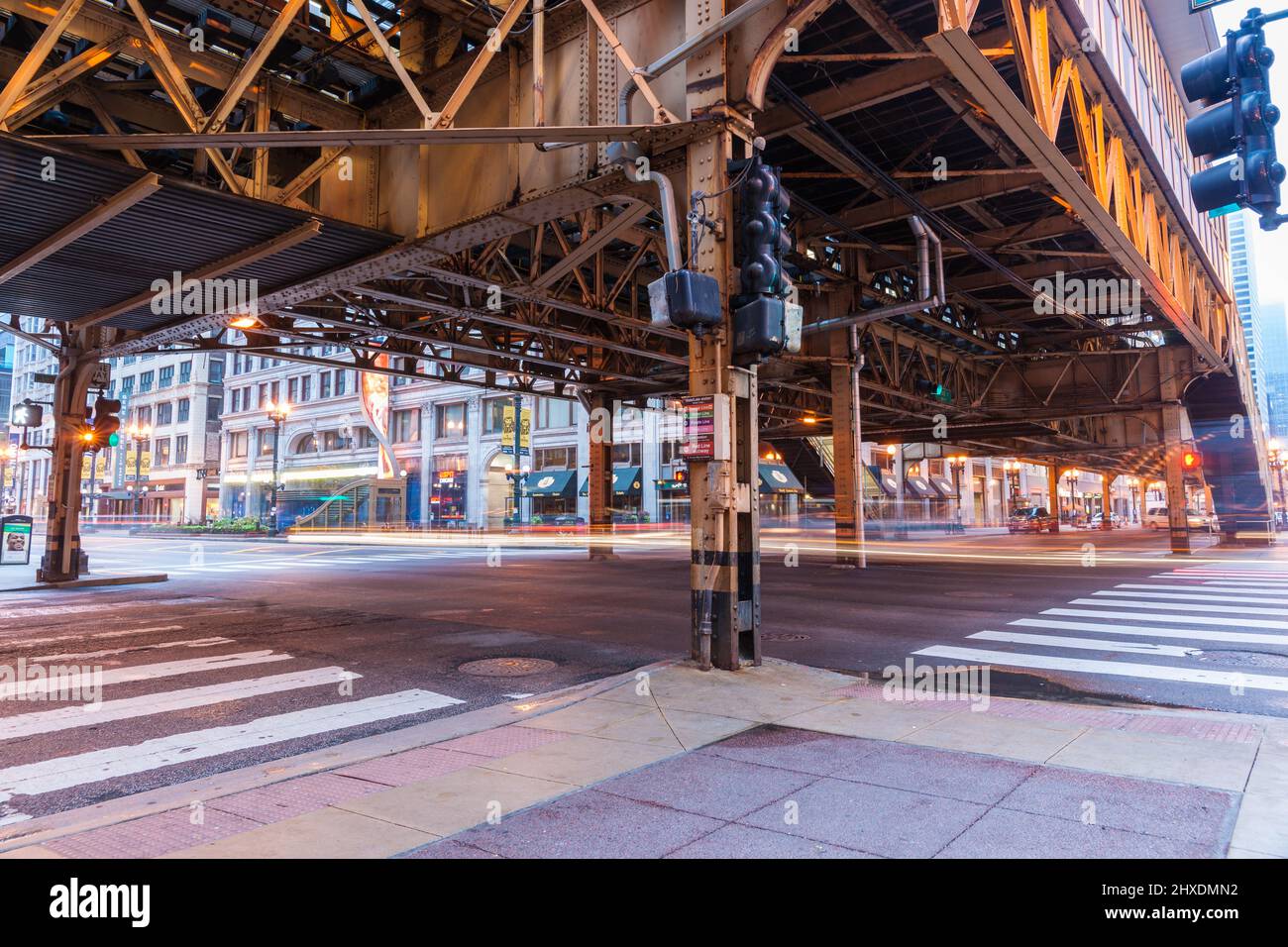 Chicago USA - August 30 2015; Straßenszene von unter der Oberleitung Eisenbahnsystem in der Dämmerung mit Lichtströmen von vorbeifahrenden Fahrzeugen. Stockfoto