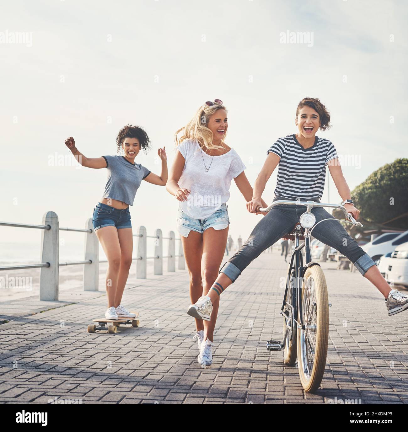 Freunde bringen das f in Spaß. Aufnahme von drei Freunden, die sich auf der Promenade amüsieren. Stockfoto