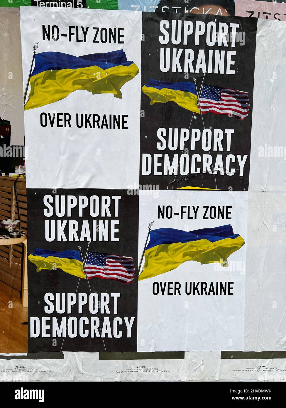 New York, Usa. 09. März 2022. Plakate mit den Slogans „Flugverbotszone über der Ukraine“ und „Unterstützung der Ukraine – Unterstützung der Demokratie“ hängen am 9. März 2022 auf einem leeren Grundstück an der Ecke der 18. Street in Manhattan. (Foto von Samuel Rigelhaupt/Sipa USA) Quelle: SIPA USA/Alamy Live News Stockfoto