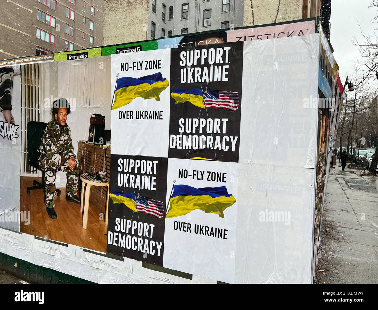 New York, Usa. 09. März 2022. Plakate mit den Slogans „Flugverbotszone über der Ukraine“ und „Unterstützung der Ukraine – Unterstützung der Demokratie“ hängen am 9. März 2022 auf einem leeren Grundstück an der Ecke der 18. Street in Manhattan. (Foto von Samuel Rigelhaupt/Sipa USA) Quelle: SIPA USA/Alamy Live News Stockfoto