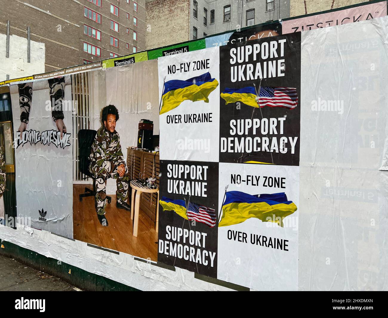 New York, Usa. 09. März 2022. Plakate mit den Slogans „Flugverbotszone über der Ukraine“ und „Unterstützung der Ukraine – Unterstützung der Demokratie“ hängen am 9. März 2022 auf einem leeren Grundstück an der Ecke der 18. Street in Manhattan. (Foto von Samuel Rigelhaupt/Sipa USA) Quelle: SIPA USA/Alamy Live News Stockfoto
