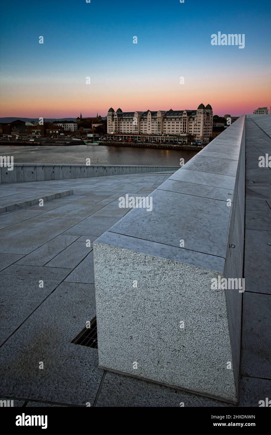 Der Blick vom Dach des Opernhauses in Oslo, Norwegen, wo die norwegische Nationaloper und das norwegische Ballett und das Nationaltheater in Norwa beheimatet sind Stockfoto