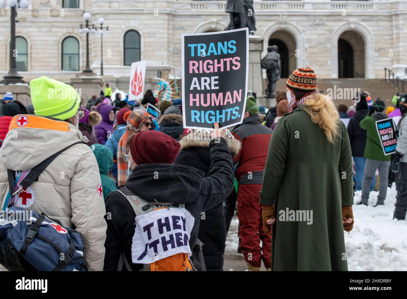 St. Paul, Minnesota. 6. März 2022. Da die Angriffe gegen Transgender-Kinder im ganzen Land zunehmen, halten Minnesotaner eine Kundgebung im Ca ab Stockfoto