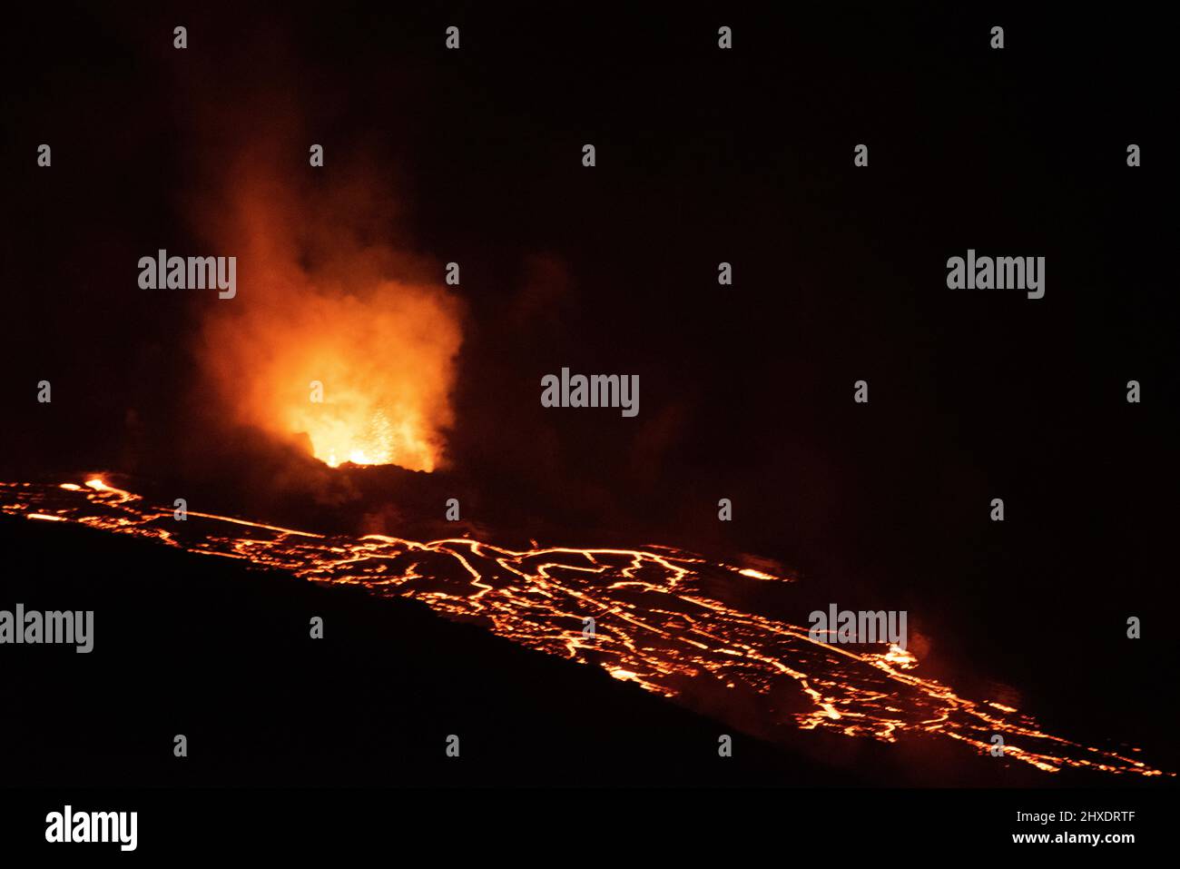 Der Vulkan Hawaii Kilauea bricht um 2am Uhr aus... Stockfoto